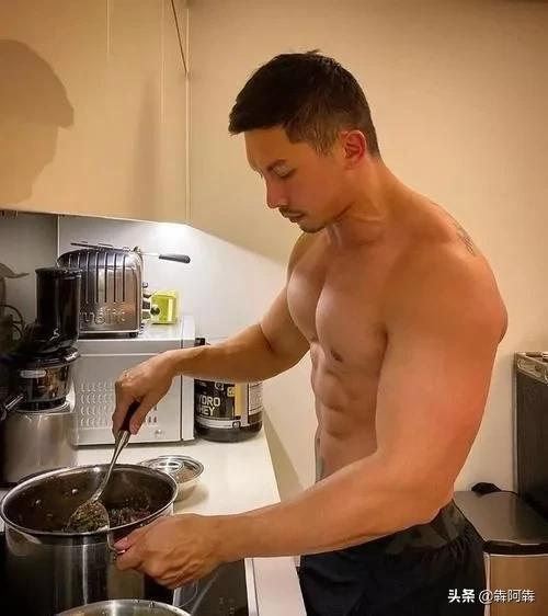 泰國最帥和尚還俗了日常愛秀8塊腹肌人魚線，還是個200斤的胖子