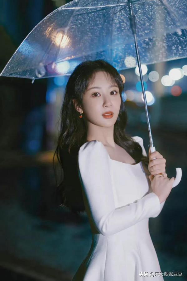 8位女明星撐傘照：楊紫終於穿對衣服，劉亦菲少女感十足