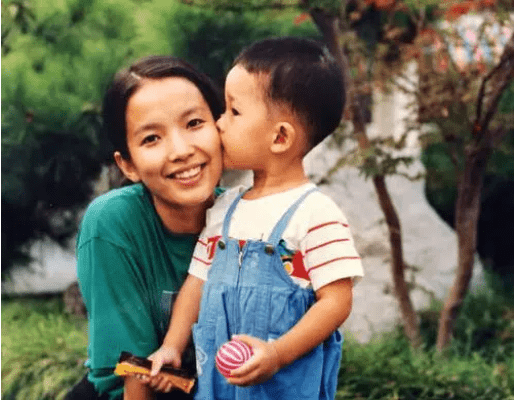 “悲傷”的呂麗萍：一婚張豐毅，二婚足球評論員，42歲嫁孫海英