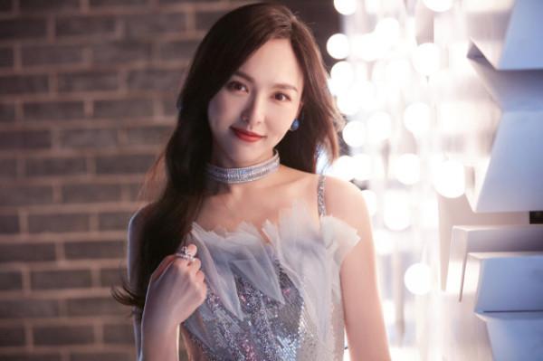 唐嫣首次跨界就底氣足！穿薄紗裙盡顯央視範，站姿優雅不遜色劉濤