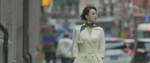 央視主持張蕾七夕打扮美翻天，穿旗袍戴髮簪，精緻似弄堂裡的貴婦