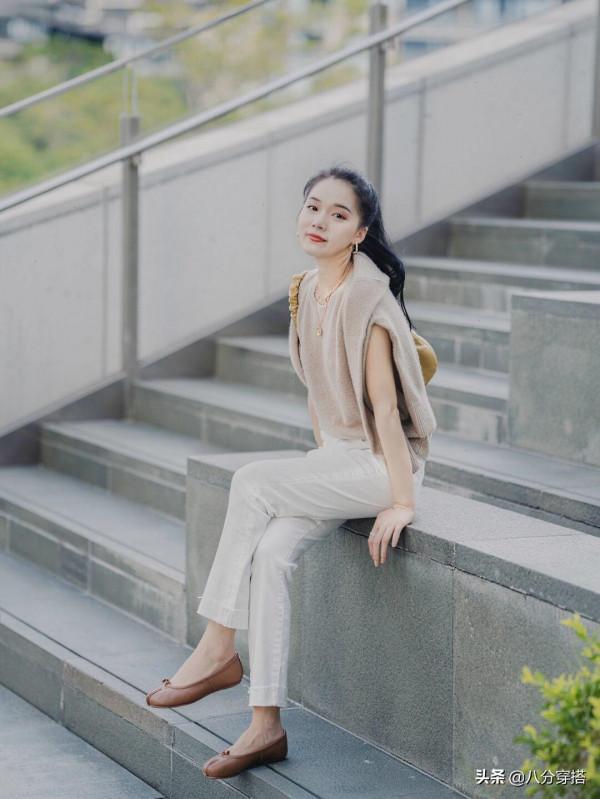 秋天，“針織衫”的洋氣穿法是這樣的，搭配半身裙簡約利落，真美