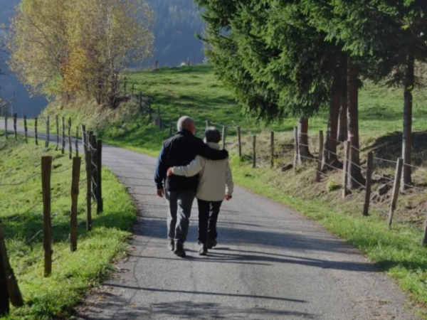 飯後百步走延年益壽？建議：過了50歲，常做3件事或比散步好