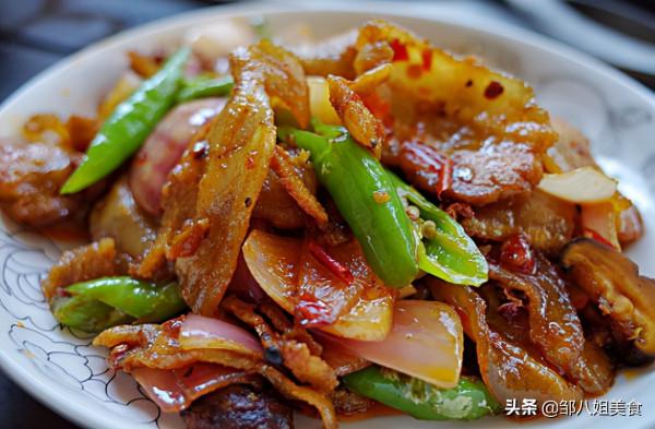 做回鍋肉，別隻會用醬油，牢記多放&OpenCurlyDoubleQuote;2個料&rdquo;，香味濃更正宗