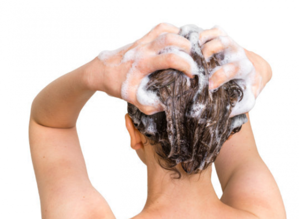 堅持用&OpenCurlyDoubleQuote;鹽水&rdquo;洗頭，堅持一段時間，會有4種變化，不妨試試