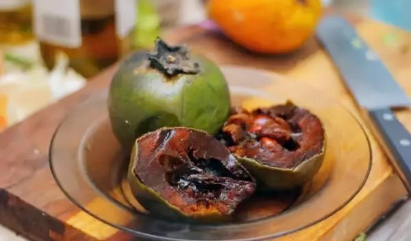 不死妖僧吃8塊劇毒蛋糕，讓親王為其獻唱，閉眼後抬頭：換個調子