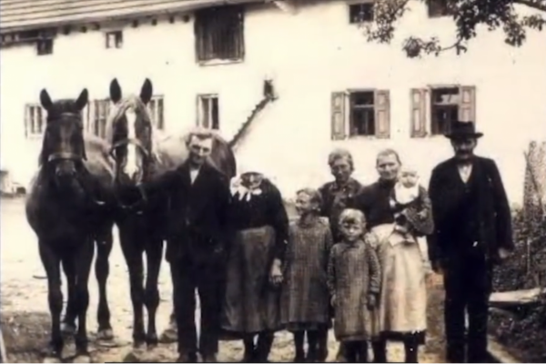 閣樓深夜傳出腳步聲,主人探查時空無一人,半年後全家六人被殺 閣樓深夜傳出腳步聲,主人探查時空無一人,半年後全家六人被殺