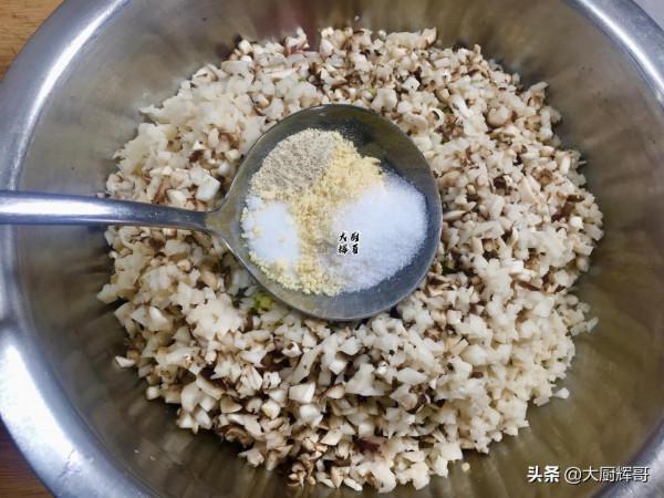 大廚教你做紅燒獅子頭，多加這兩種食材，層次感分明，沒牙都能吃