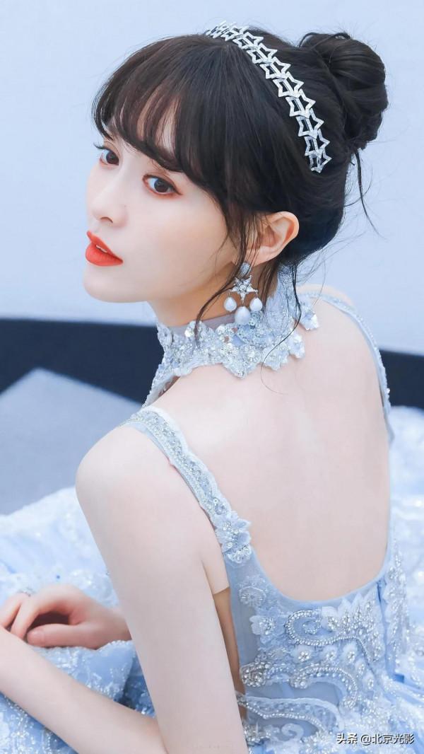 唐嫣這一身蕾絲露藍色紗長裙真美