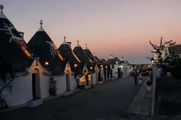 童話中的“蘑菇村”,藍白相間的童話世界 童話中的“蘑菇村”,藍白相間的童話世界