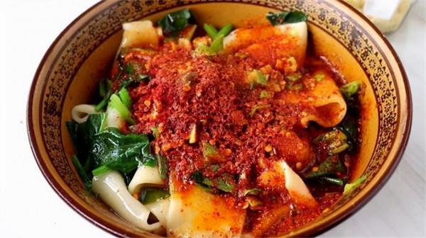 教你在家做正宗的陝西油潑面，口感勁道爽滑又好吃，做法超簡單