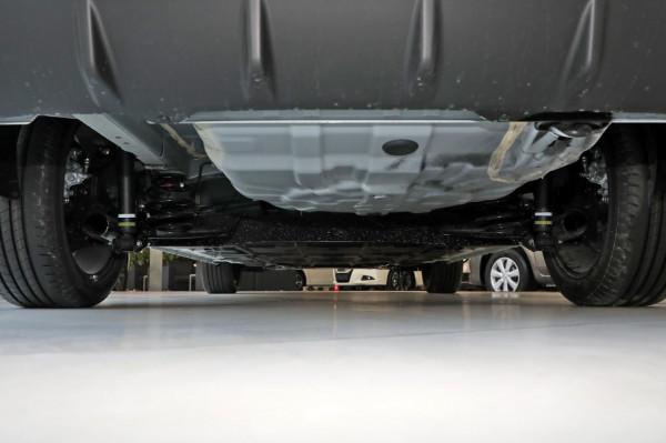 測評軒逸·純電，雙色外觀，動力充足