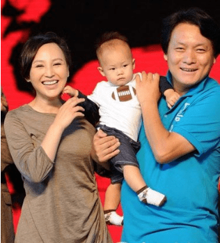 “最美孟婆”嶽麗娜：25歲嫁初戀，被老公捧上位，結婚22年生3子