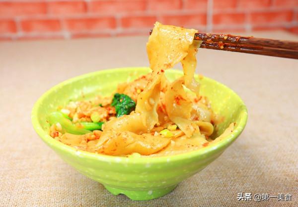 廚師長教你油潑面做法，麵條熱油一潑，麻辣鮮香，連吃三碗不過癮
