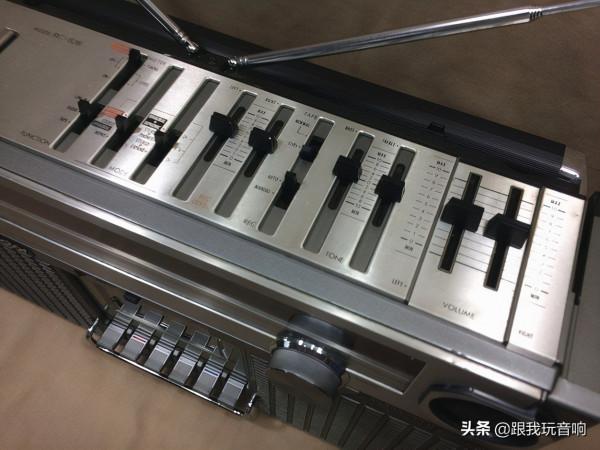 這是一款70年代日本勝利Victor公司推出的全波段收錄機 RC-828