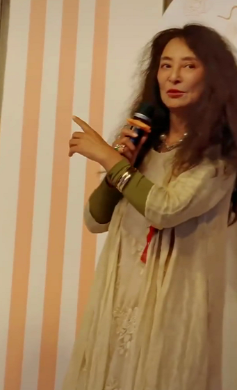 李勤勤化濃妝出席婚禮!戴珍珠項鍊顯富貴,用塑膠袋打包滿桌剩菜 李勤勤化濃妝出席婚禮!戴珍珠項鍊顯富貴,用塑膠袋打包滿桌剩菜