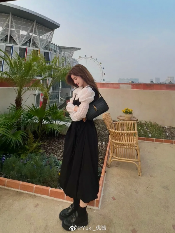 馬丁靴+連衣裙=秋冬王炸組合，顯高顯瘦，時髦慘了