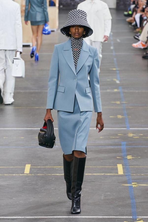 2021 秋冬時裝秀的 9 種帽子趨勢-告訴你如何在寒冷季節既時尚又溫暖 2021 秋冬時裝秀的 9 種帽子趨勢-告訴你如何在寒冷季節既時尚又溫暖