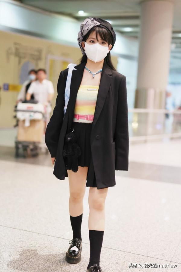 賴美雲身穿彩色裡胸+西裝外套甜酷,穿黑色裙褲青春活力 賴美雲身穿彩色裡胸+西裝外套甜酷,穿黑色裙褲青春活力