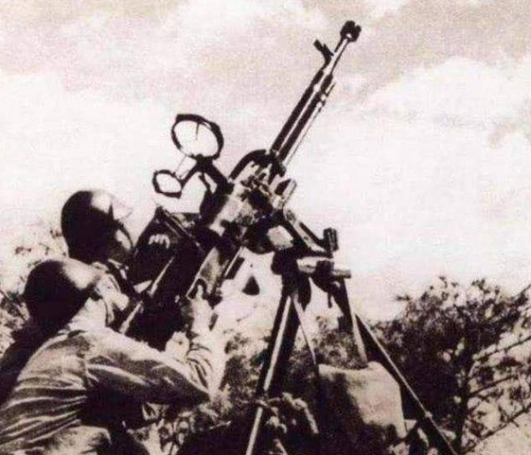 他是一等功臣，殲敵400人，機槍擊落一架敵機，晚年卻欠債2400元