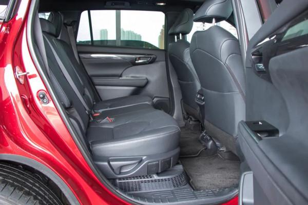 “吃”得少，跑得快，坐得多！賽道試駕皇冠陸放