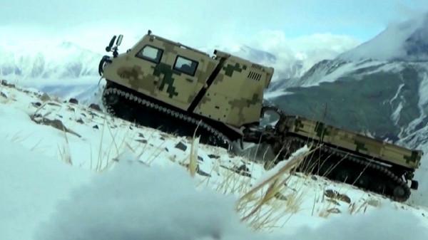 山地高原如履平地！解放軍邊防部隊再獲新裝備：全地形車保障運輸