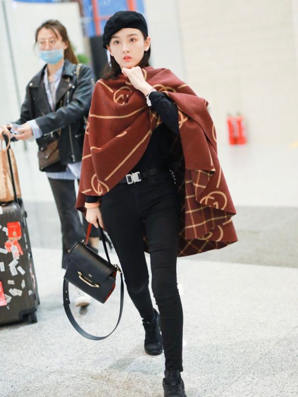 真搞不懂宋祖兒的新時尚，披塊兒毯子就出門了，但意外很有高階感