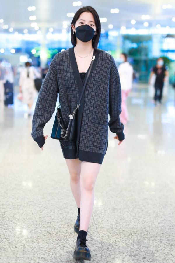 歐陽娜娜開始穿毛衣了，“上冷下熱”穿法夠個性，造型時髦又搶眼