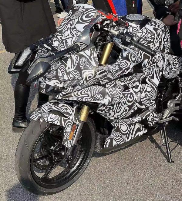 春風450SR實車偽裝照再曝光，雅馬哈R3又成了對標車