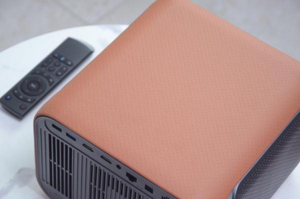 國產推出“4K解析度”的智慧投影儀：3000ANSI流明，開燈也能用