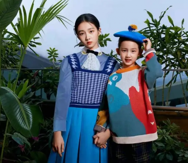 黃磊7歲小女兒顏值青出於藍！戴郵差帽靈氣逼人，比多多苦相臉美