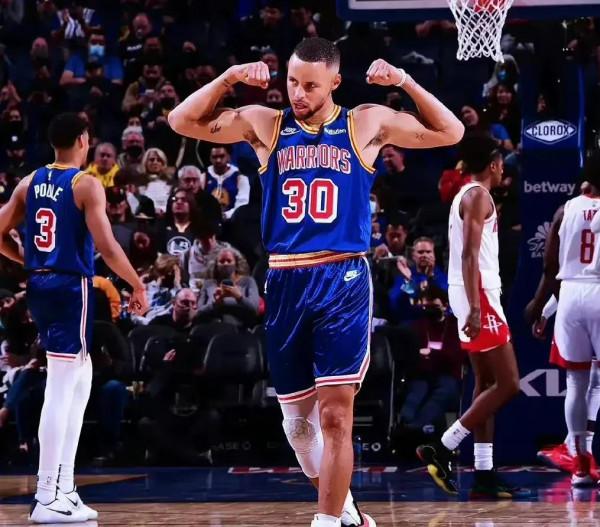 庫裡一個人開創了現在三分籃球時代，歷史地位顯而易見