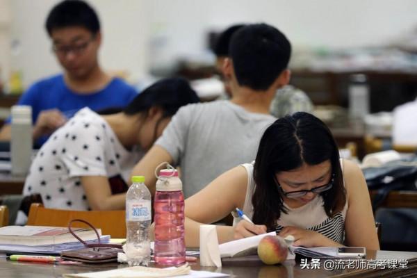 大學開學兩個月,女兒花了8000元,父親哭著說:上大學是來學習的 大學開學兩個月,女兒花了8000元,父親哭著說:上大學是來學習的