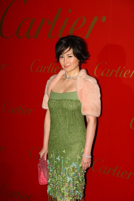 何超瓊真的很有範,穿一身粉色挺高階,一群人合照也很惹眼 何超瓊真的很有範,穿一身粉色挺高階,一群人合照也很惹眼