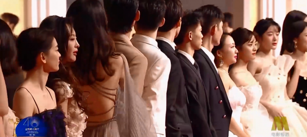 金雞獎晚會眾星雲集，紅毯邊上圍滿了攝影師，臺下觀眾卻依稀可數