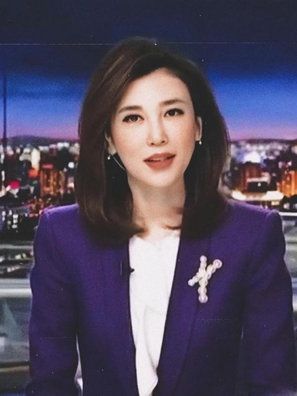 央視中文國際頻道《海峽兩岸》主持人李紅