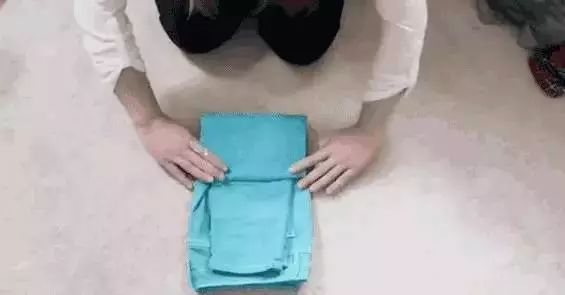 疊衣服這樣做最聰明，再多衣服也不怕→