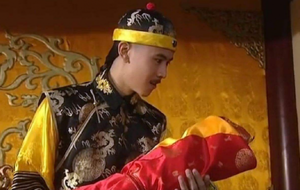 清朝嬪妃為何會在脖頸上掛條白布？原來作用不止保暖，皇帝更喜歡