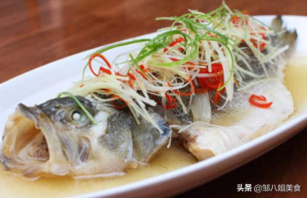做清蒸魚到底要不要抹鹽？掌握正確做法，魚肉鮮嫩不腥，快來看看