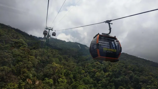 奧地利登山纜車，鋼鐵構架進入隧道卻突發大火，155人燒成灰燼