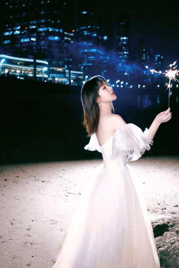 楊紫：白色露肩公主裙+海邊沙灘，浪漫且愜意