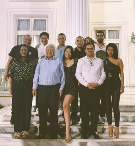 24歲柬埔寨公主自信曬中國大學畢業證，笑容甜美，穿蕾絲襯衫好美