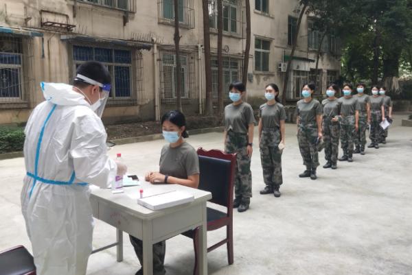 四川省首批女兵起運:為夢想出徵,“鏗鏘玫瑰”奔赴軍營 四川省首批女兵起運:為夢想出徵,“鏗鏘玫瑰”奔赴軍營