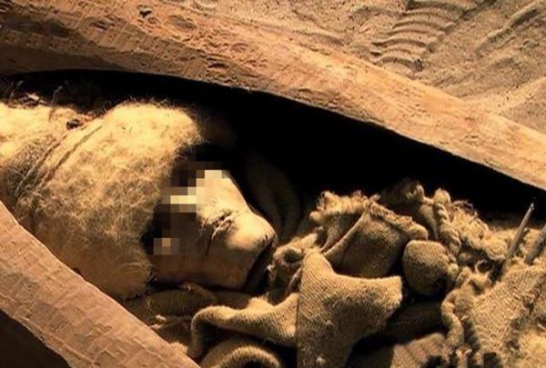 1998年盜墓賊將彩棺賣出100萬天價，誰料丟棄的男屍才是稀世珍寶