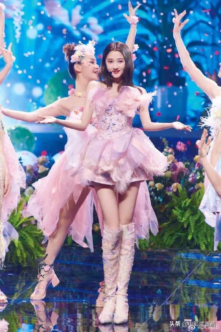 衛視春晚比美：baby離婚後美呆，關曉彤衣品沒得挑，楊冪驚豔全場