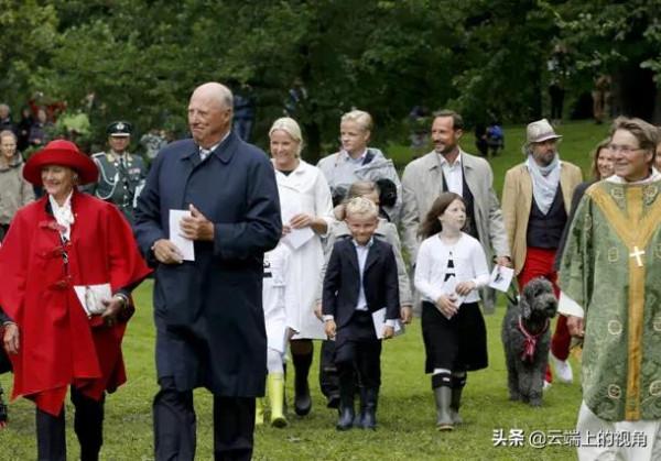 王儲扎堆聊天,兒子拖著爸爸往家走,挪威王子:爸別聊了,該走了 王儲扎堆聊天,兒子拖著爸爸往家走,挪威王子:爸別聊了,該走了