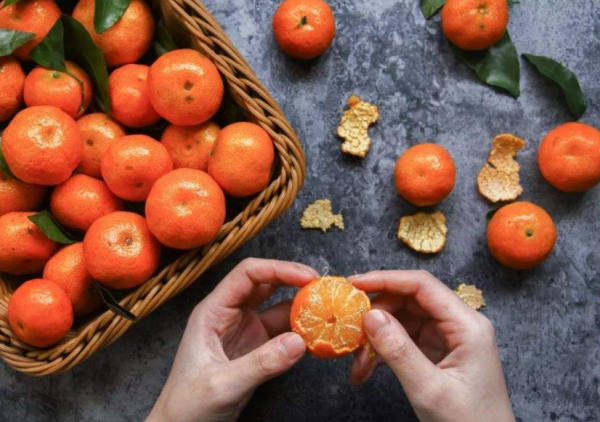 吃完的橘子皮別扔，有12大健康“好處”，不止提神開胃那麼簡單