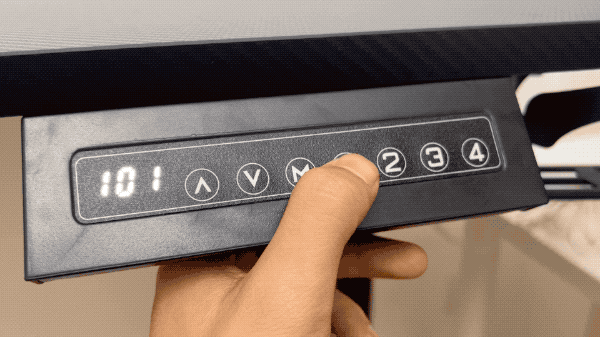 電競與人體工學的結合，電動升降桌必不可少