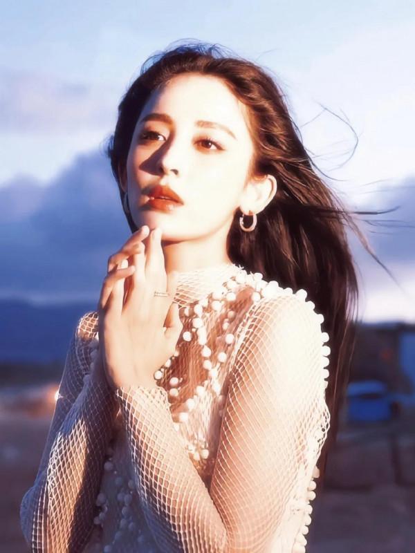 娜扎的容顏讓我無法挪開我的雙眼，星星千萬顆而你閃爍在我心中