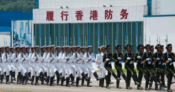 香港迴歸，讓英軍“下崗”的交接指揮官譚善愛，轉業後過得如何？